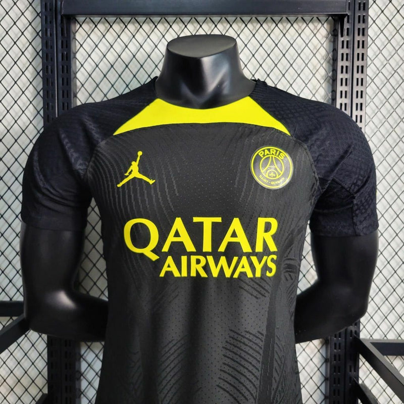 Camisa PSG Treino 2023/24 Nike Jogador Masculina nas cores preta e amarela, design esportivo moderno com escudo do Paris Saint-Germain no peito e detalhes exclusivos para treinamentos da temporada.