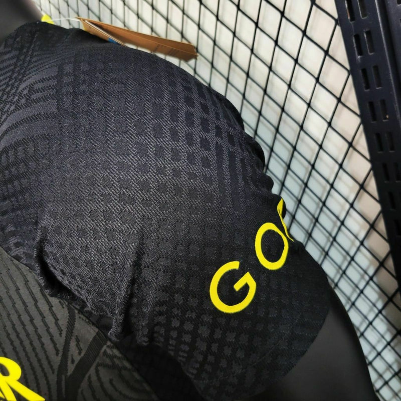 Camisa PSG Treino 2023/24 Nike Jogador Masculina nas cores preta e amarela, design esportivo moderno com escudo do Paris Saint-Germain no peito e detalhes exclusivos para treinamentos da temporada.