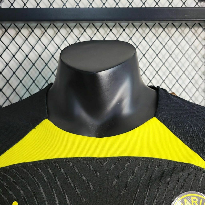Camisa PSG Treino 2023/24 Nike Jogador Masculina nas cores preta e amarela, design esportivo moderno com escudo do Paris Saint-Germain no peito e detalhes exclusivos para treinamentos da temporada.