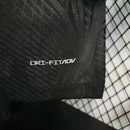 Camisa PSG Treino 2023/24 Nike Jogador Masculina nas cores preta e amarela, design esportivo moderno com escudo do Paris Saint-Germain no peito e detalhes exclusivos para treinamentos da temporada.