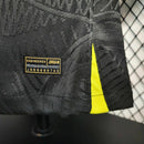 Camisa PSG Treino 2023/24 Nike Jogador Masculina nas cores preta e amarela, design esportivo moderno com escudo do Paris Saint-Germain no peito e detalhes exclusivos para treinamentos da temporada.