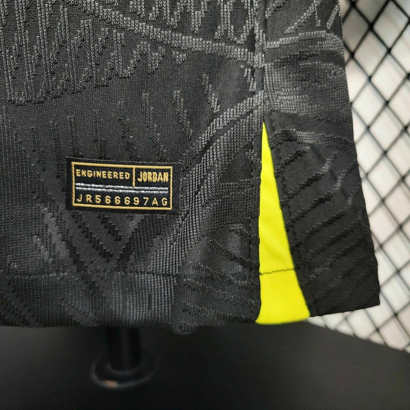 Camisa PSG Treino 2023/24 Nike Jogador Masculina nas cores preta e amarela, design esportivo moderno com escudo do Paris Saint-Germain no peito e detalhes exclusivos para treinamentos da temporada.