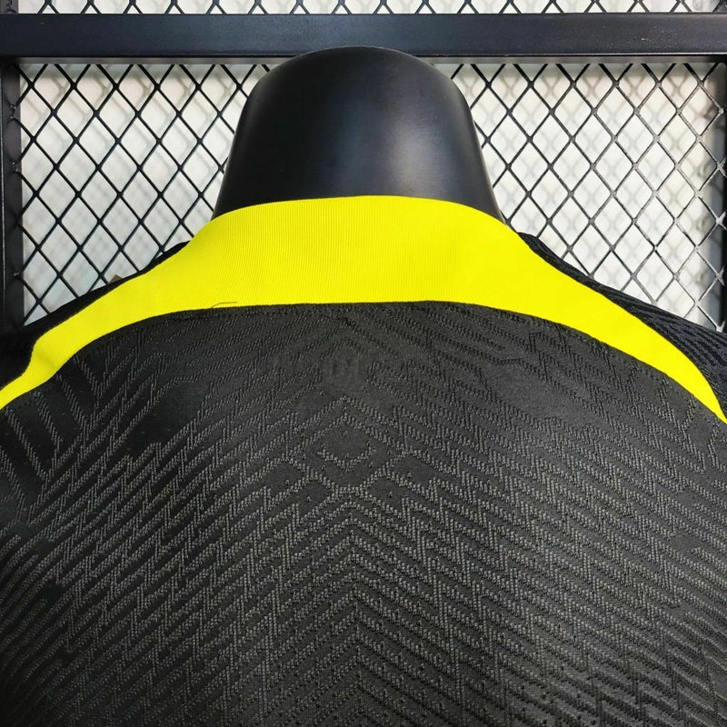 Camisa PSG Treino 2023/24 Nike Jogador Masculina nas cores preta e amarela, design esportivo moderno com escudo do Paris Saint-Germain no peito e detalhes exclusivos para treinamentos da temporada.