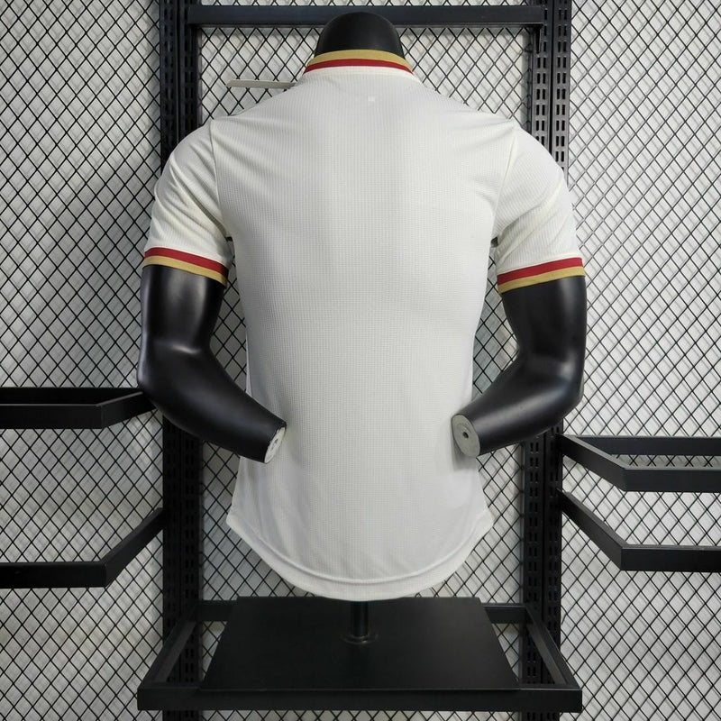 Camisa Arsenal Edição Especial 2023/24 Adidas Jogador Masculina na cor branca, modelo de jogo com escudo do Arsenal no peito e detalhes diferenciados que destacam a edição especial da temporada.