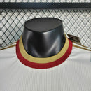 Camisa Arsenal Edição Especial 2023/24 Adidas Jogador Masculina na cor branca, modelo de jogo com escudo do Arsenal no peito e detalhes diferenciados que destacam a edição especial da temporada.