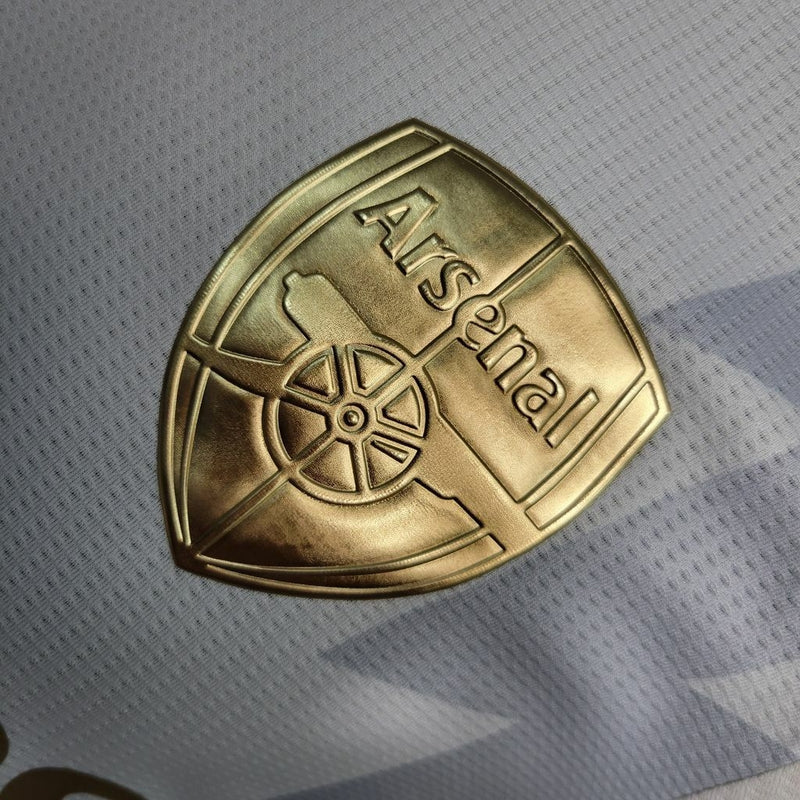 Camisa Arsenal Edição Especial 2023/24 Adidas Jogador Masculina na cor branca, modelo de jogo com escudo do Arsenal no peito e detalhes diferenciados que destacam a edição especial da temporada.