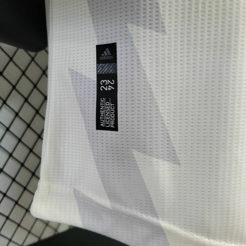 Camisa Arsenal Edição Especial 2023/24 Adidas Jogador Masculina na cor branca, modelo de jogo com escudo do Arsenal no peito e detalhes diferenciados que destacam a edição especial da temporada.