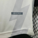 Camisa Arsenal Edição Especial 2023/24 Adidas Jogador Masculina na cor branca, modelo de jogo com escudo do Arsenal no peito e detalhes diferenciados que destacam a edição especial da temporada.