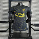 Camisa PSG IV 2023/24 Nike Jogador Masculina nas cores preta e amarela, modelo de jogo com escudo do Paris Saint-Germain no peito e design exclusivo da quarta camisa da temporada.