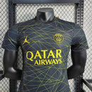 Camisa PSG IV 2023/24 Nike Jogador Masculina nas cores preta e amarela, modelo de jogo com escudo do Paris Saint-Germain no peito e design exclusivo da quarta camisa da temporada.