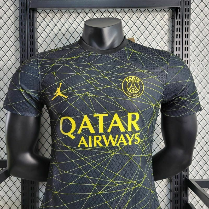 Camisa PSG IV 2023/24 Nike Jogador Masculina nas cores preta e amarela, modelo de jogo com escudo do Paris Saint-Germain no peito e design exclusivo da quarta camisa da temporada.