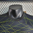 Camisa PSG IV 2023/24 Nike Jogador Masculina nas cores preta e amarela, modelo de jogo com escudo do Paris Saint-Germain no peito e design exclusivo da quarta camisa da temporada.