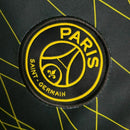 Camisa PSG IV 2023/24 Nike Jogador Masculina nas cores preta e amarela, modelo de jogo com escudo do Paris Saint-Germain no peito e design exclusivo da quarta camisa da temporada.