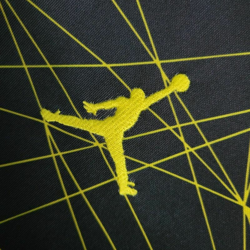 Camisa PSG IV 2023/24 Nike Jogador Masculina nas cores preta e amarela, modelo de jogo com escudo do Paris Saint-Germain no peito e design exclusivo da quarta camisa da temporada.