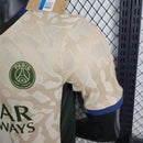 Camisa PSG Jordan 2024/25 Jogador Masculina, design exclusivo em parceria com a marca Jordan, escudo do Paris Saint-Germain no peito e detalhes modernos que destacam a edição da temporada.