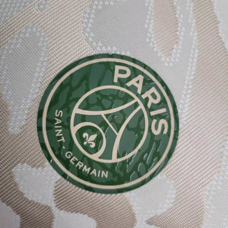 Camisa PSG Jordan 2024/25 Jogador Masculina, design exclusivo em parceria com a marca Jordan, escudo do Paris Saint-Germain no peito e detalhes modernos que destacam a edição da temporada.