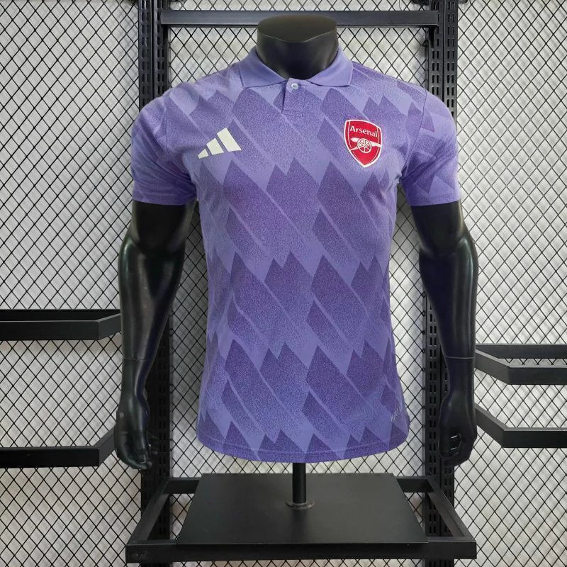 Camisa Polo Arsenal 2025/26 Adidas Jogador Masculina na cor roxa, modelo estilizado com gola polo, escudo do Arsenal no peito e design exclusivo da temporada.