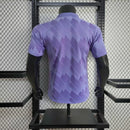 Camisa Polo Arsenal 2025/26 Adidas Jogador Masculina na cor roxa, modelo estilizado com gola polo, escudo do Arsenal no peito e design exclusivo da temporada.