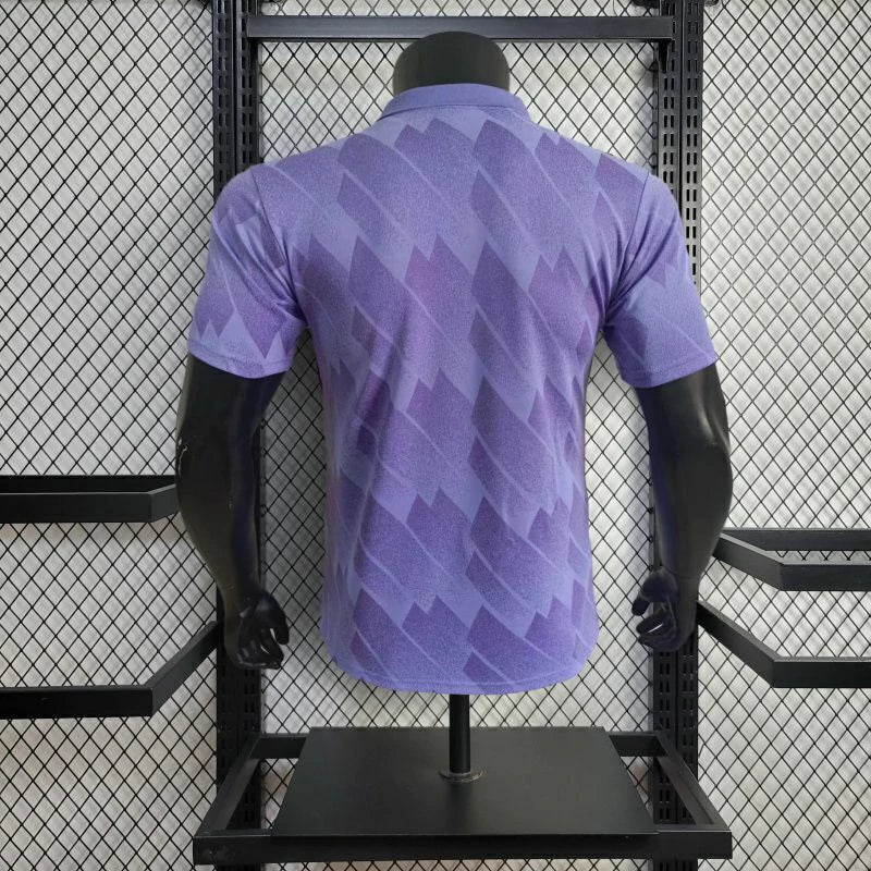 Camisa Polo Arsenal 2025/26 Adidas Jogador Masculina na cor roxa, modelo estilizado com gola polo, escudo do Arsenal no peito e design exclusivo da temporada.