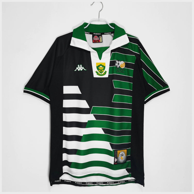 Camisa Retrô Seleção África do Sul Copa 1998 Torcedor Masculina - modelo preto, inspirado no uniforme clássico de 1998, escudo da seleção em destaque e design nostálgico para colecionadores e torcedores.