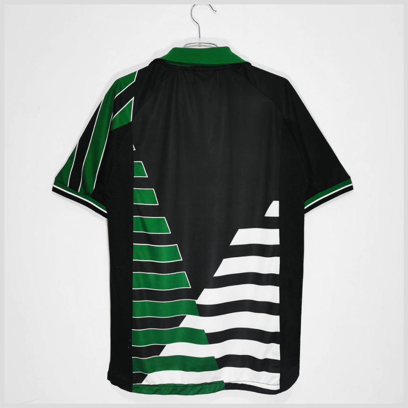 Camisa Retrô Seleção África do Sul Copa 1998 Torcedor Masculina - modelo preto, inspirado no uniforme clássico de 1998, escudo da seleção em destaque e design nostálgico para colecionadores e torcedores.