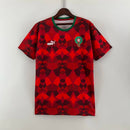 Camisa Marrocos Culture 2023/24 Puma Torcedor Masculina - modelo vermelho, design inspirado na cultura marroquina, escudo da seleção e logo Puma em destaque.