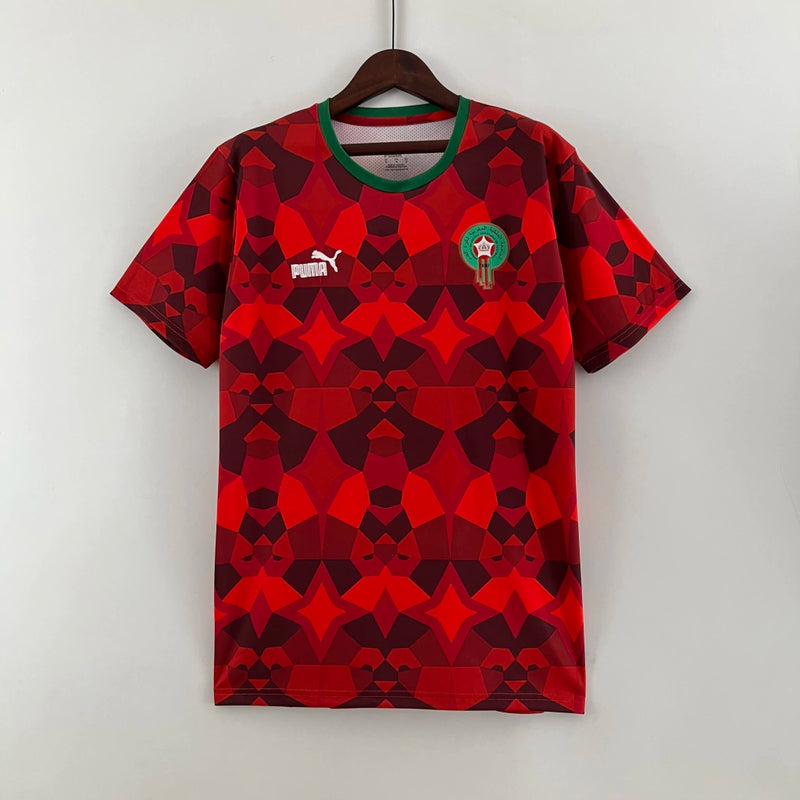 Camisa Marrocos Culture 2023/24 Puma Torcedor Masculina - modelo vermelho, design inspirado na cultura marroquina, escudo da seleção e logo Puma em destaque.