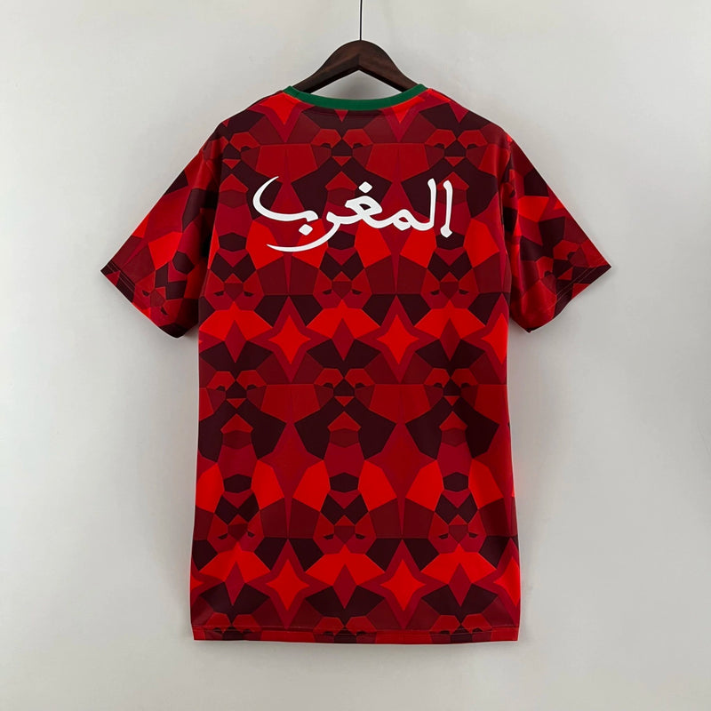 Camisa Marrocos Culture 2023/24 Puma Torcedor Masculina - modelo vermelho, design inspirado na cultura marroquina, escudo da seleção e logo Puma em destaque.