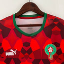 Camisa Marrocos Culture 2023/24 Puma Torcedor Masculina - modelo vermelho, design inspirado na cultura marroquina, escudo da seleção e logo Puma em destaque.