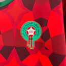 Camisa Marrocos Culture 2023/24 Puma Torcedor Masculina - modelo vermelho, design inspirado na cultura marroquina, escudo da seleção e logo Puma em destaque.