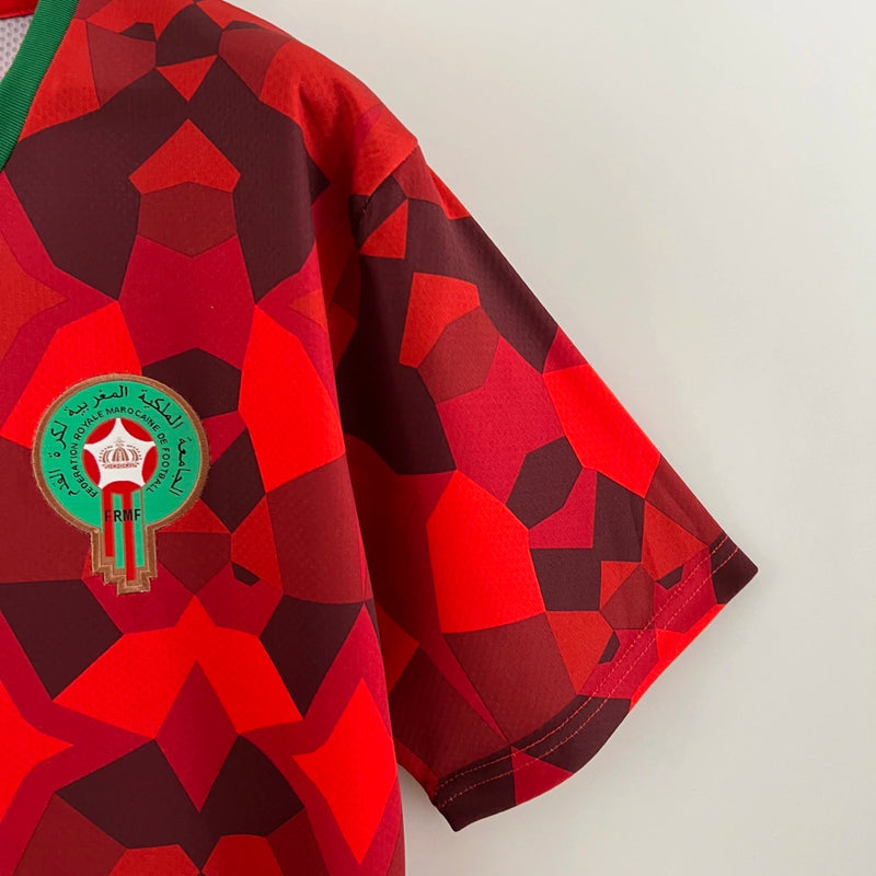 Camisa Marrocos Culture 2023/24 Puma Torcedor Masculina - modelo vermelho, design inspirado na cultura marroquina, escudo da seleção e logo Puma em destaque.