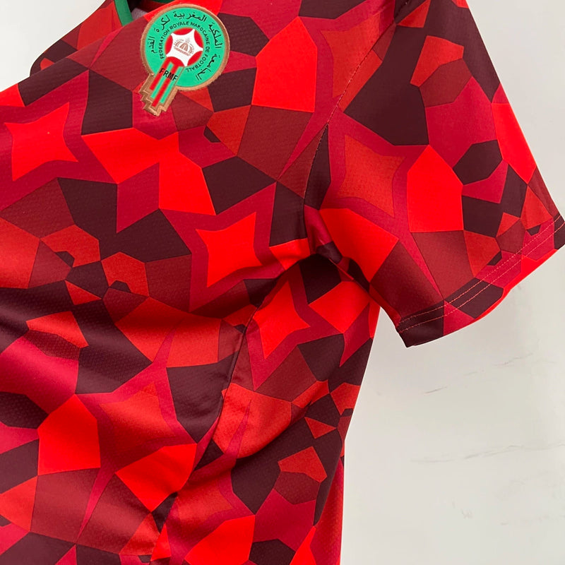Camisa Marrocos Culture 2023/24 Puma Torcedor Masculina - modelo vermelho, design inspirado na cultura marroquina, escudo da seleção e logo Puma em destaque.