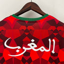 Camisa Marrocos Culture 2023/24 Puma Torcedor Masculina - modelo vermelho, design inspirado na cultura marroquina, escudo da seleção e logo Puma em destaque.