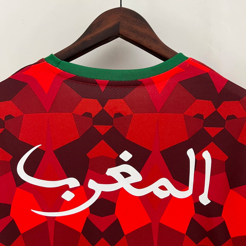 Camisa Marrocos Culture 2023/24 Puma Torcedor Masculina - modelo vermelho, design inspirado na cultura marroquina, escudo da seleção e logo Puma em destaque.