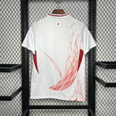 Camisa Japão Away 2024/25 Y-3 Torcedor Masculina - modelo branco, uniforme de visitante em colaboração com Y-3, escudo da seleção e design moderno em destaque.