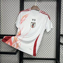 Camisa Japão Away 2024/25 Y-3 Torcedor Masculina - modelo branco, uniforme de visitante em colaboração com Y-3, escudo da seleção e design moderno em destaque.