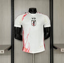 Camisa Japão Away 2024/25 Y-3 Jogador Masculino - modelo branco, uniforme de visitante em versão jogador, colaboração com Y-3, escudo da seleção e design moderno em destaque.