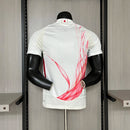 Camisa Japão Away 2024/25 Y-3 Jogador Masculino - modelo branco, uniforme de visitante em versão jogador, colaboração com Y-3, escudo da seleção e design moderno em destaque.