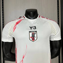 Camisa Japão Away 2024/25 Y-3 Jogador Masculino - modelo branco, uniforme de visitante em versão jogador, colaboração com Y-3, escudo da seleção e design moderno em destaque.