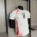 Camisa Japão Away 2024/25 Y-3 Jogador Masculino - modelo branco, uniforme de visitante em versão jogador, colaboração com Y-3, escudo da seleção e design moderno em destaque.