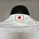Camisa Japão Away 2024/25 Y-3 Jogador Masculino - modelo branco, uniforme de visitante em versão jogador, colaboração com Y-3, escudo da seleção e design moderno em destaque.
