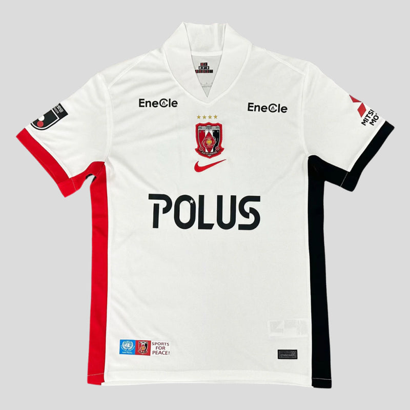 amisa Urawa Reds Away II 2025/26 Nike Torcedor Masculina - modelo branco, uniforme de visitante do clube japonês, escudo em destaque e design moderno assinado pela Nike.