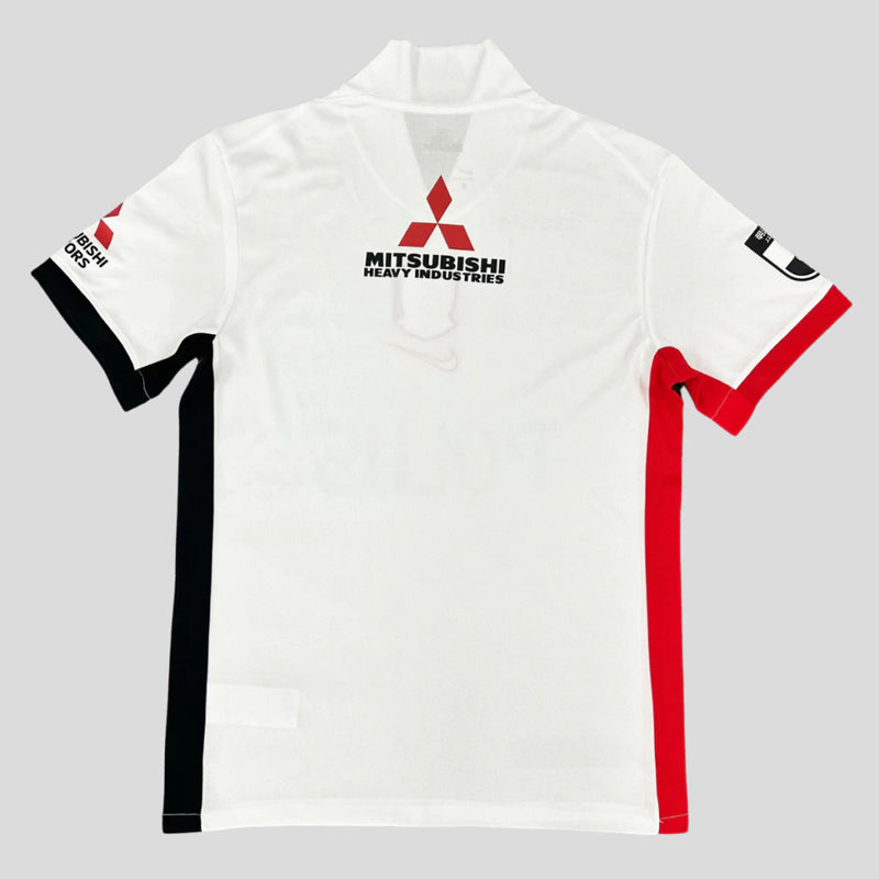 amisa Urawa Reds Away II 2025/26 Nike Torcedor Masculina - modelo branco, uniforme de visitante do clube japonês, escudo em destaque e design moderno assinado pela Nike.