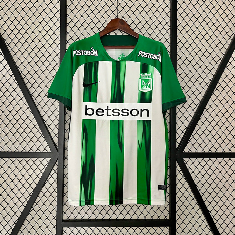 Camisa Atlético Nacional Home I 2024/25 Nike Torcedor Masculina - modelo branco e verde, uniforme principal do clube colombiano, escudo em destaque e design moderno assinado pela Nike.