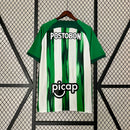 Camisa Atlético Nacional Home I 2024/25 Nike Torcedor Masculina - modelo branco e verde, uniforme principal do clube colombiano, escudo em destaque e design moderno assinado pela Nike.