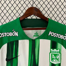 Camisa Atlético Nacional Home I 2024/25 Nike Torcedor Masculina - modelo branco e verde, uniforme principal do clube colombiano, escudo em destaque e design moderno assinado pela Nike.