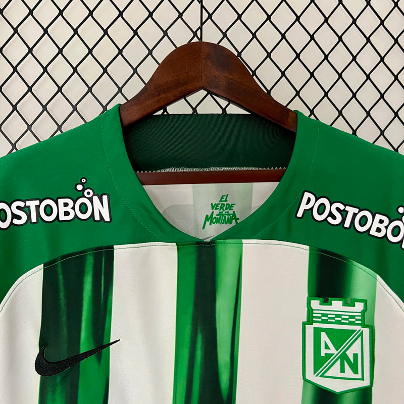 Camisa Atlético Nacional Home I 2024/25 Nike Torcedor Masculina - modelo branco e verde, uniforme principal do clube colombiano, escudo em destaque e design moderno assinado pela Nike.