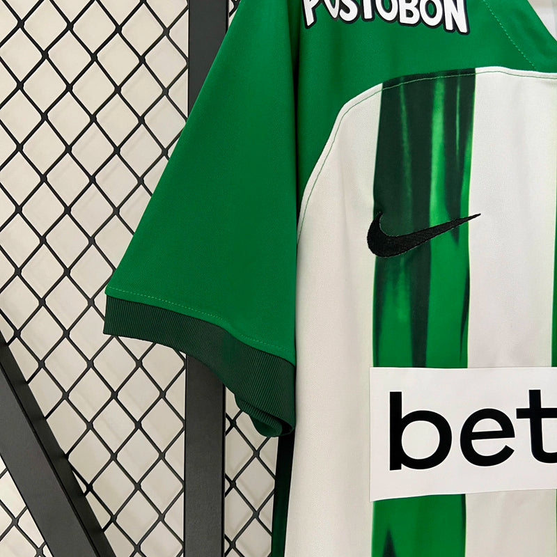 Camisa Atlético Nacional Home I 2024/25 Nike Torcedor Masculina - modelo branco e verde, uniforme principal do clube colombiano, escudo em destaque e design moderno assinado pela Nike.