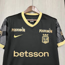 Camisa Atlético Nacional Away II 2025/26 Nike Torcedor Masculina - modelo preto, uniforme de visitante do clube colombiano, escudo em destaque e design moderno assinado pela Nike.