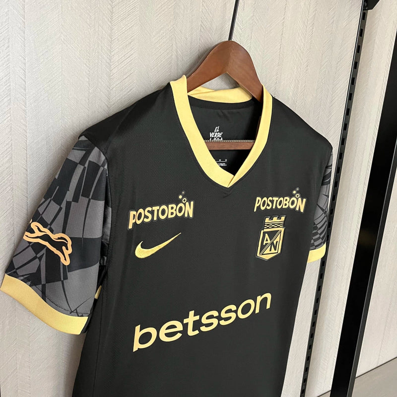 Camisa Atlético Nacional Away II 2025/26 Nike Torcedor Masculina - modelo preto, uniforme de visitante do clube colombiano, escudo em destaque e design moderno assinado pela Nike.